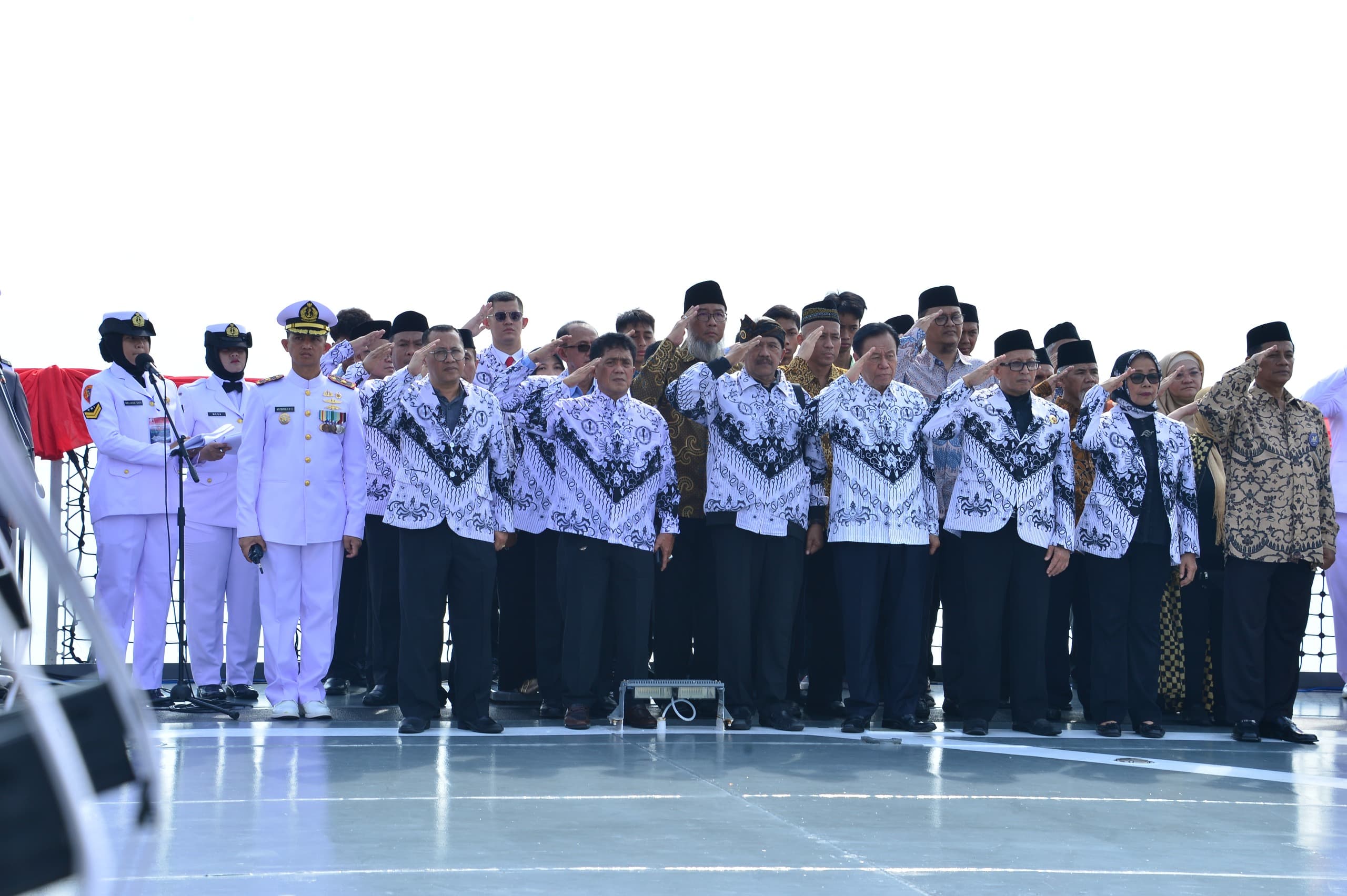 Upacara Peringatan Hari Pahlawan di Kapal Perang TNI AL